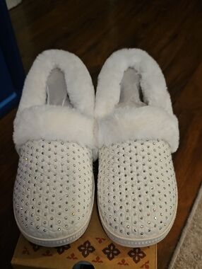 NEW Skechers White Faux Fur Crystal-Embellished Slip-On Slippers Size 8